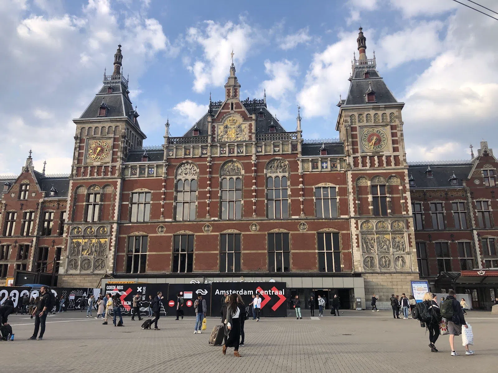 Amesterdão Centraal — hub de elétricos Stationsplein, Amesterdão